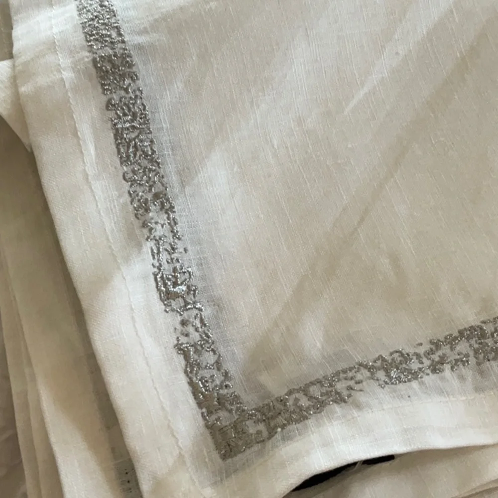 NWT KIM SEYBERT WHITE LINEN & SILVER METALLIC THREAD SET OF 2 impression napkin